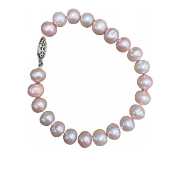 Pearl pink cultured bracelet dainty Pearl closure. Very nice. - Picture 3 of 9